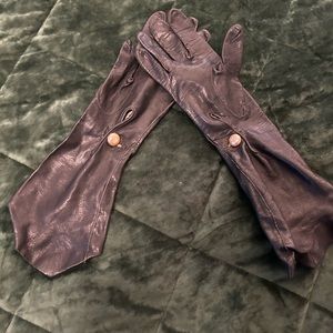 Leather gloves with pearl closure. Sz 7.5